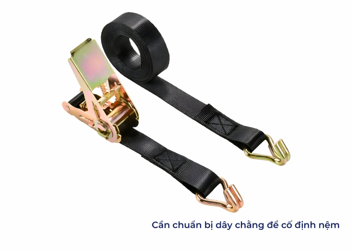 cách chở đệm bằng xe máy